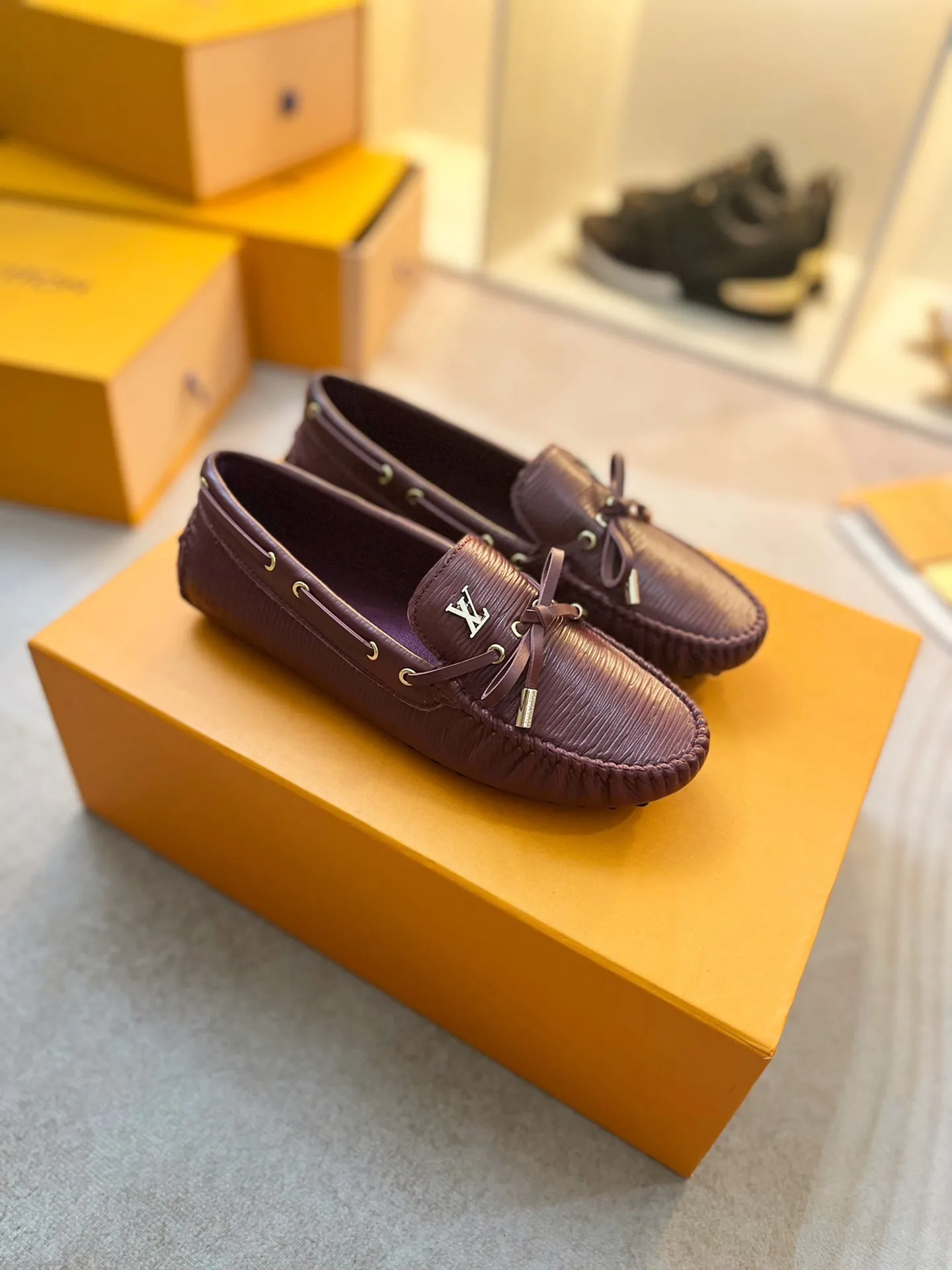 p460💰Couple model❤️🇫🇷 𝙇𝙤𝙪𝙞𝙨 𝙑𝙪𝙞𝙩𝙩𝙤𝙣 🇫🇷Louis Vuitton 2023 Classic𝓛𝓿 𝓣𝓻𝓪𝓲𝓷𝓮𝓻 Sports Series ➪➪➪¯ [Arizona Doudou Shoes Series] ▪️▪️▪️Arizona slip-on shoes are made of Monogram Eclipse canvas. Its hand-painted and dyed edges and hand-sewn uppers fully demonstrate Louis Vuitton's traditional shoemaking craftsmanship. This slip-on shoe is very lightweight. The integrated tongue and upper make it particularly comfortable and flexible. The soft outsole is equipped with rubber padding. Decorated with matching sash. Detailed features: ☑️Monogram Eclipse canvas ☑️Black Eclipse pattern ☑️Hand-painted shoe edges ☑️Hand-sewn uppers (each pair takes time to process) ☑️Integrated tongue and upper construction ☑️Outsole equipped with rubber lining ☑️size: 35_46